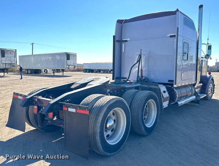 image for item ER8157 2006 Kenworth W900B semi truck
