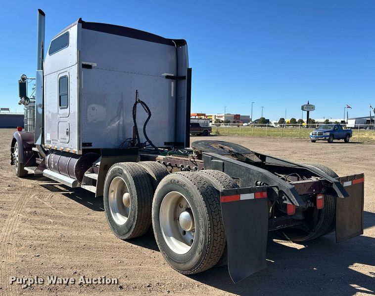 image for item ER8157 2006 Kenworth W900B semi truck