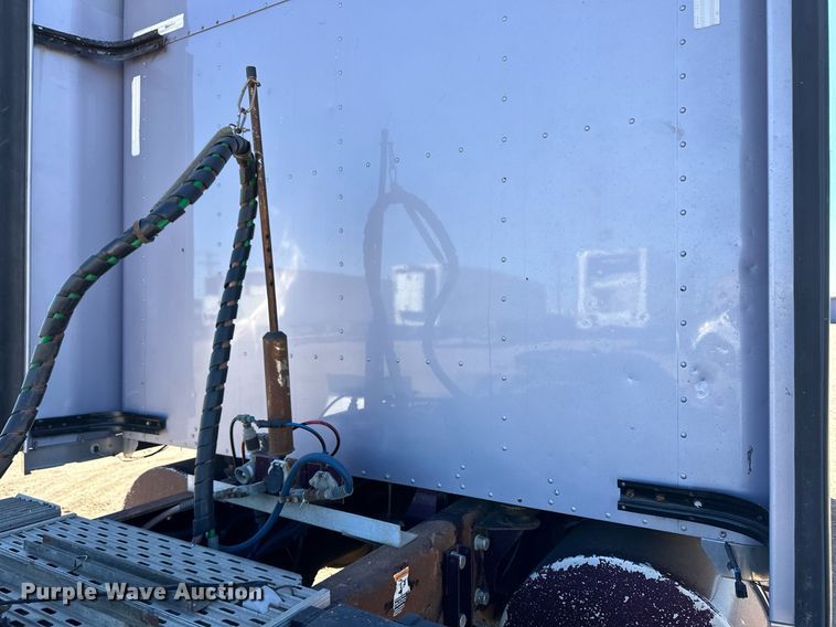 image for item ER8157 2006 Kenworth W900B semi truck