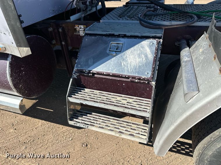 image for item ER8157 2006 Kenworth W900B semi truck