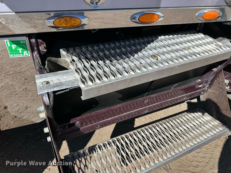 image for item ER8157 2006 Kenworth W900B semi truck