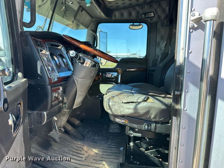 image for item ER8157 2006 Kenworth W900B semi truck