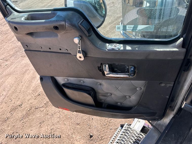 image for item ER8157 2006 Kenworth W900B semi truck