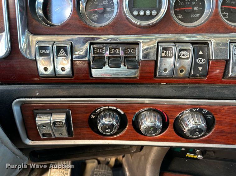 image for item ER8157 2006 Kenworth W900B semi truck