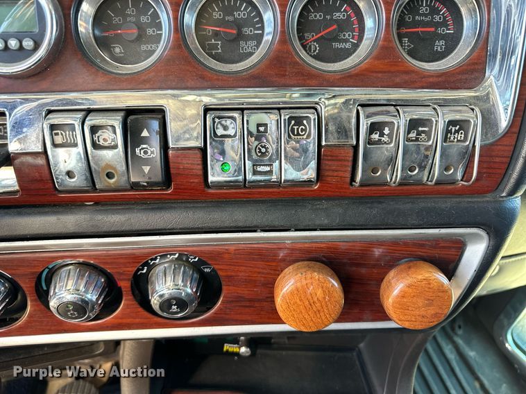 image for item ER8157 2006 Kenworth W900B semi truck