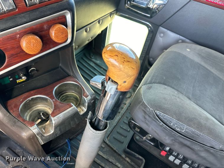 image for item ER8157 2006 Kenworth W900B semi truck