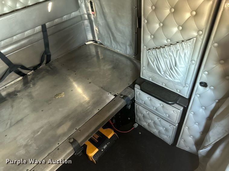 image for item ER8157 2006 Kenworth W900B semi truck