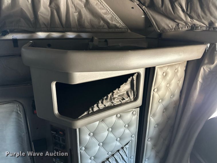 image for item ER8157 2006 Kenworth W900B semi truck