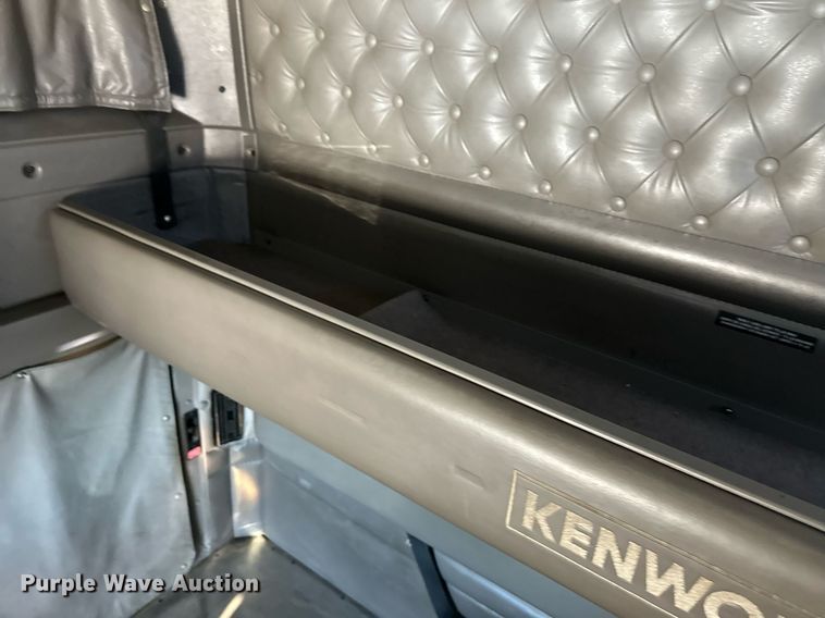 image for item ER8157 2006 Kenworth W900B semi truck