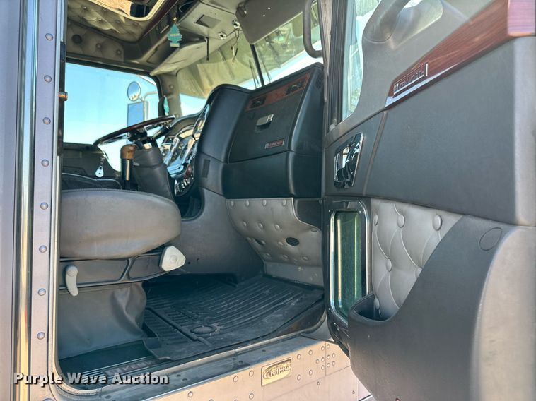image for item ER8157 2006 Kenworth W900B semi truck