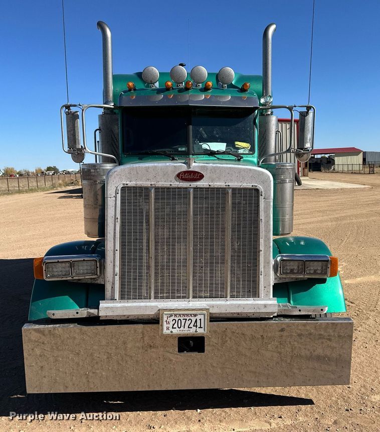 image for item ER8161 2006 Peterbilt 379 semi truck