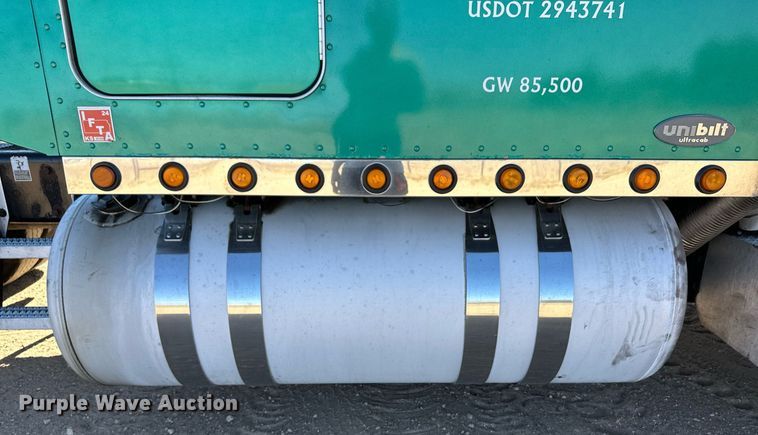 image for item ER8161 2006 Peterbilt 379 semi truck