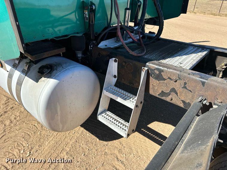 image for item ER8161 2006 Peterbilt 379 semi truck