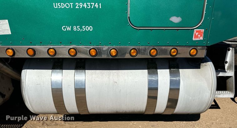 image for item ER8161 2006 Peterbilt 379 semi truck