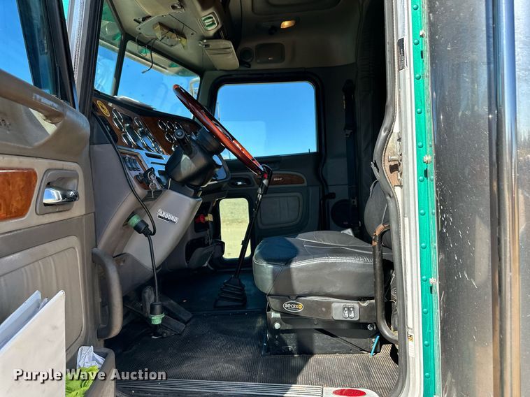 image for item ER8161 2006 Peterbilt 379 semi truck