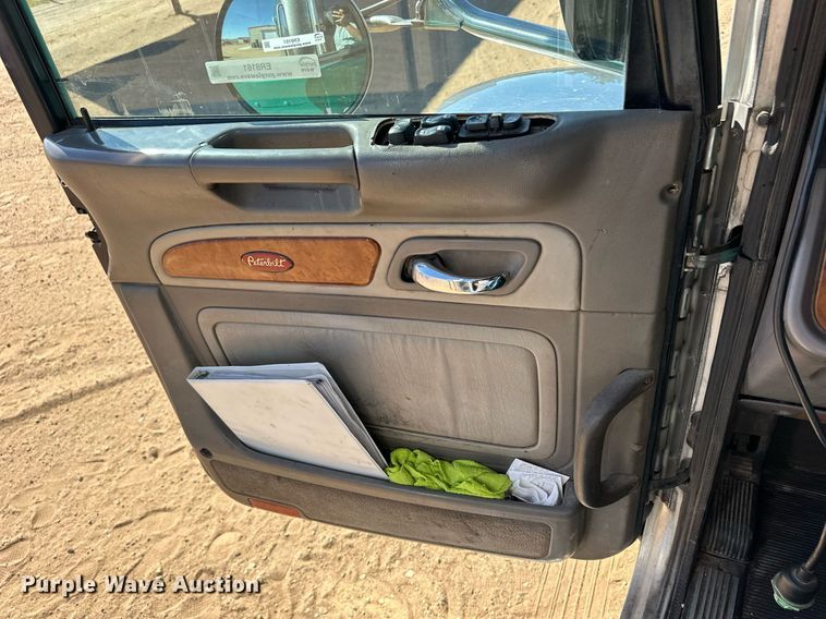 image for item ER8161 2006 Peterbilt 379 semi truck