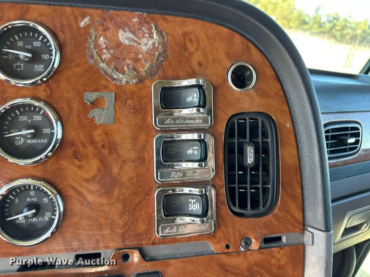 image for item ER8161 2006 Peterbilt 379 semi truck