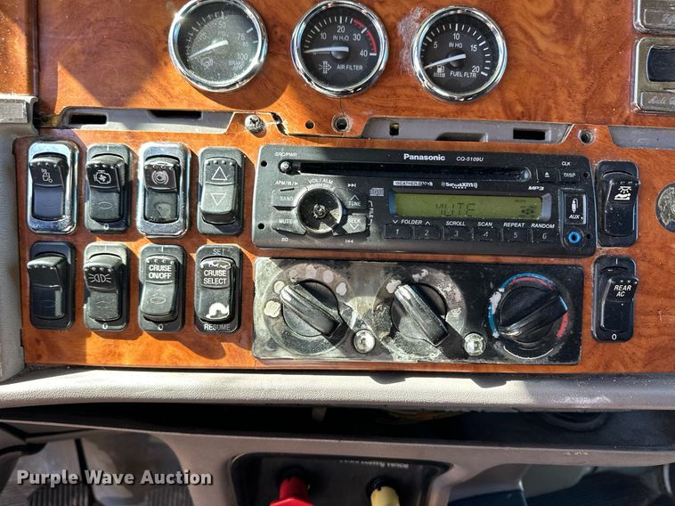 image for item ER8161 2006 Peterbilt 379 semi truck