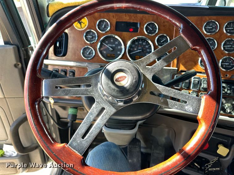 image for item ER8161 2006 Peterbilt 379 semi truck