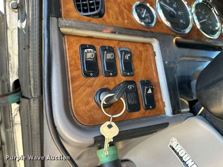 image for item ER8161 2006 Peterbilt 379 semi truck