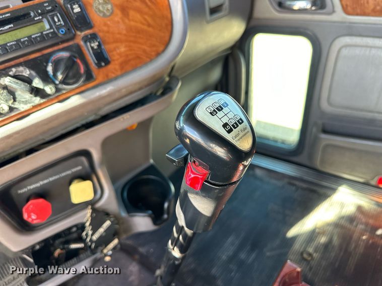 image for item ER8161 2006 Peterbilt 379 semi truck