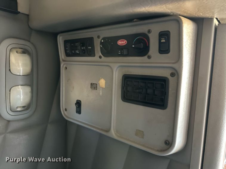 image for item ER8161 2006 Peterbilt 379 semi truck