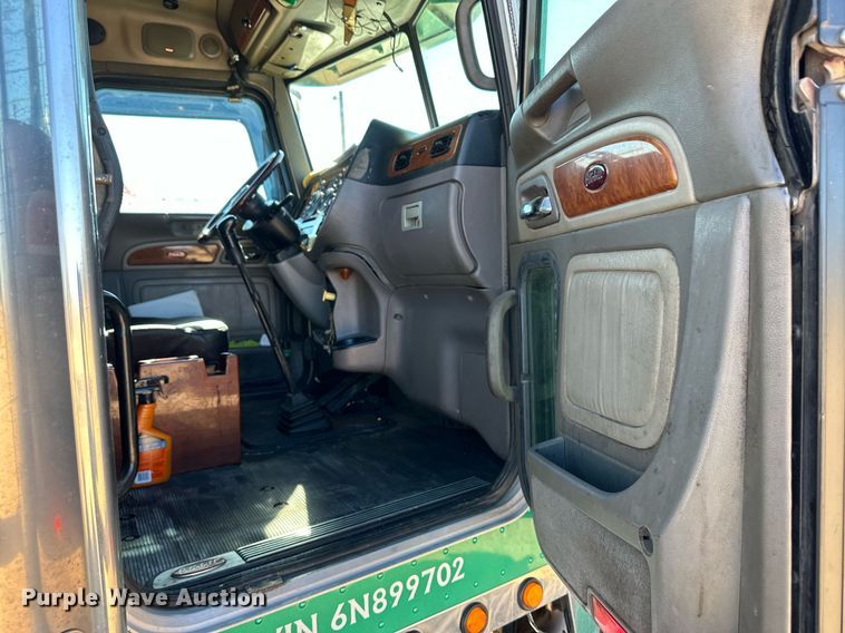 image for item ER8161 2006 Peterbilt 379 semi truck