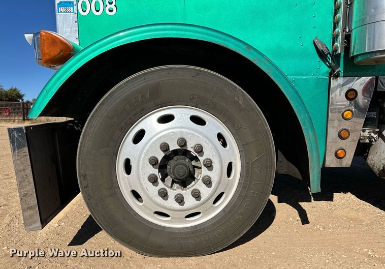 image for item ER8161 2006 Peterbilt 379 semi truck