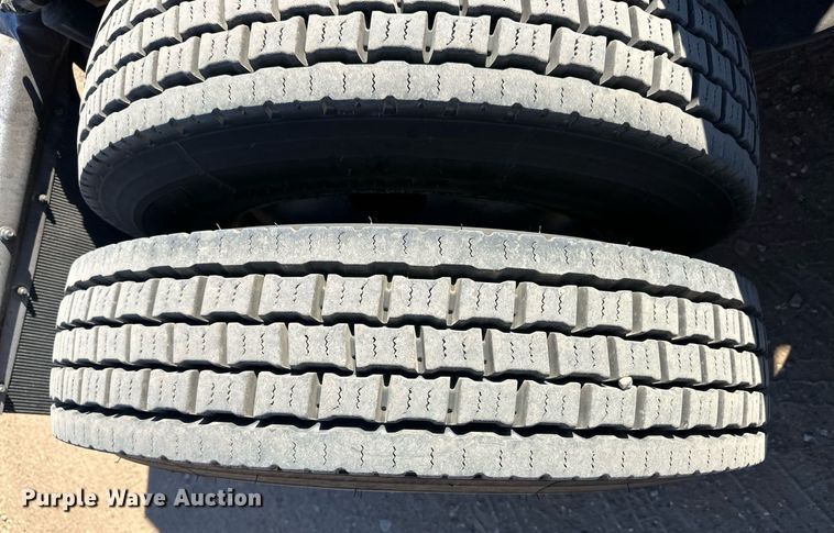 image for item ER8161 2006 Peterbilt 379 semi truck