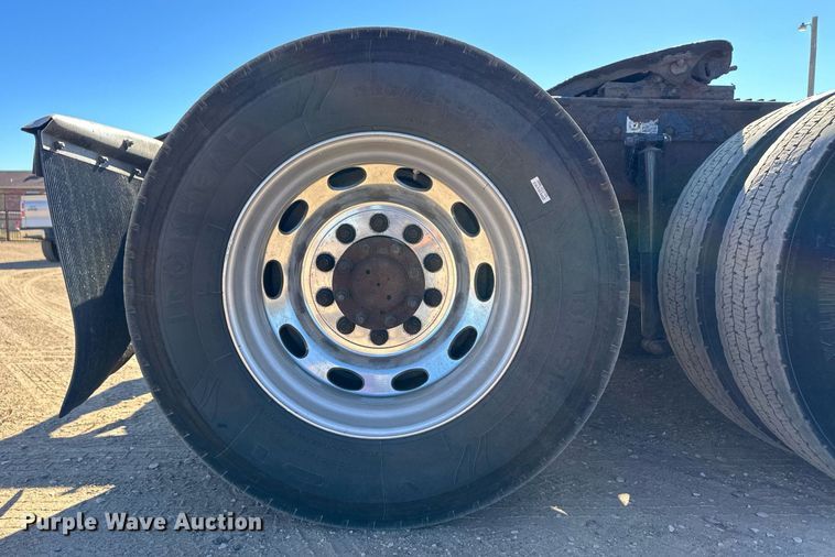 image for item ER8161 2006 Peterbilt 379 semi truck