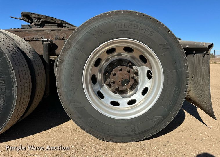 image for item ER8161 2006 Peterbilt 379 semi truck