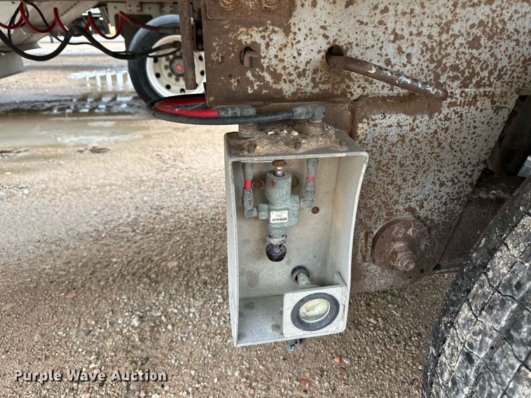 image for item ER8323 2012 Barrett livestock trailer