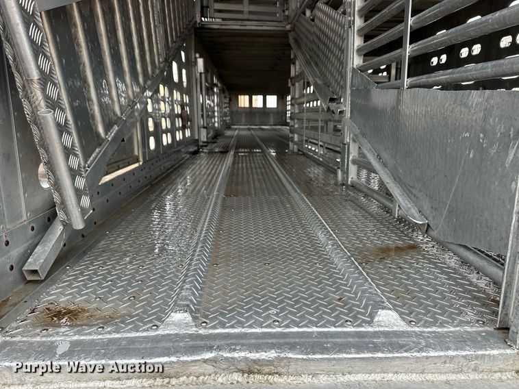 image for item ER8324 2000 Wilson PSAL-303P livestock trailer