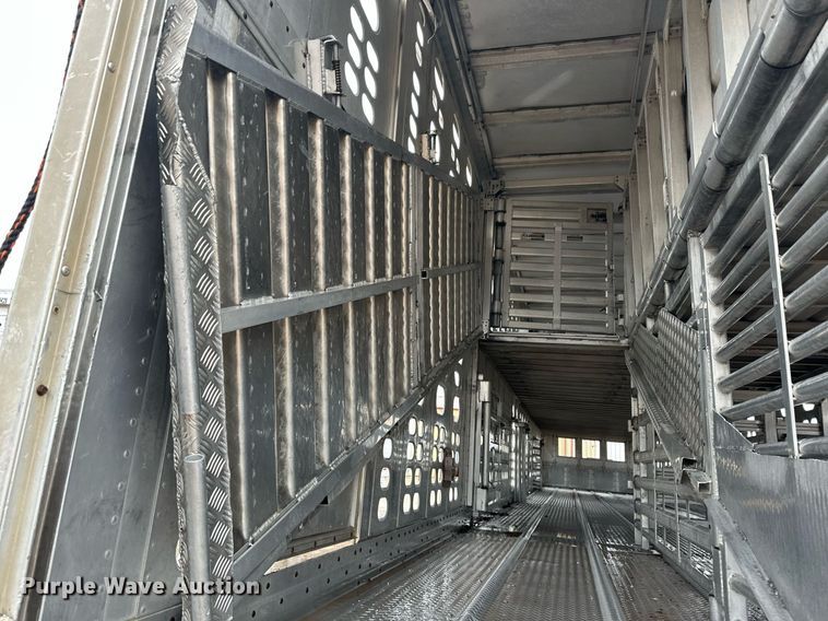 image for item ER8324 2000 Wilson PSAL-303P livestock trailer