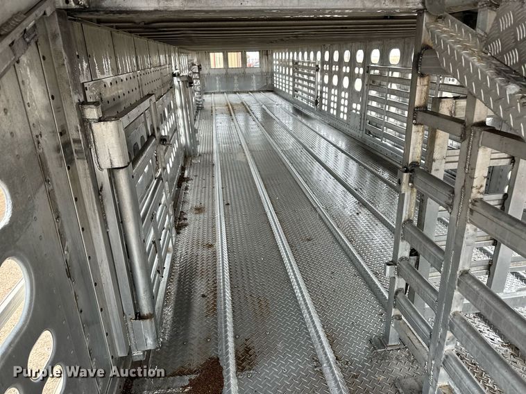 image for item ER8324 2000 Wilson PSAL-303P livestock trailer