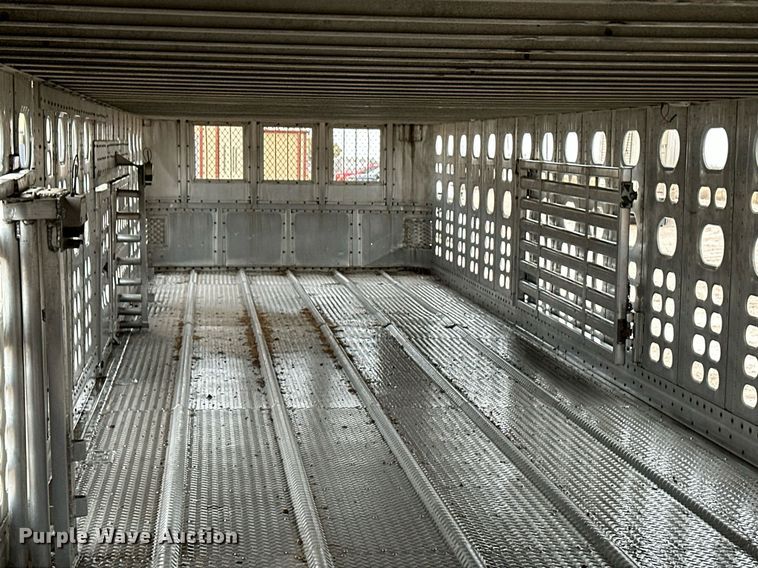 image for item ER8324 2000 Wilson PSAL-303P livestock trailer