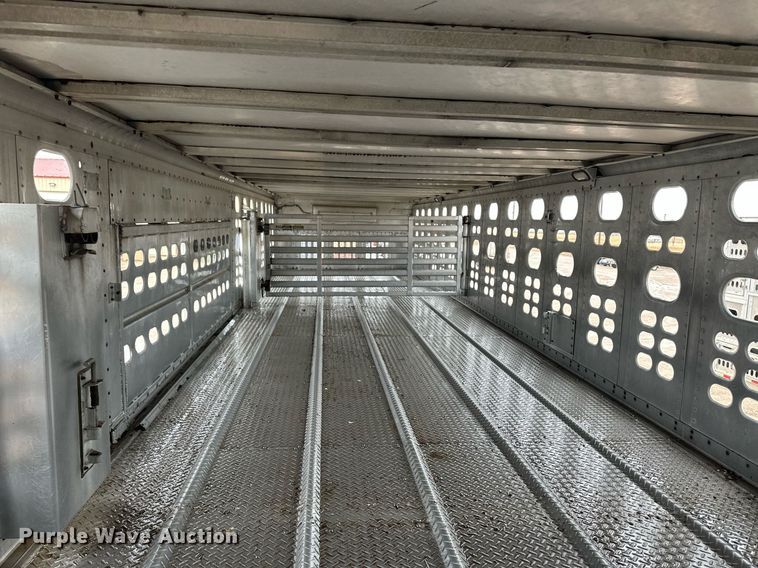 image for item ER8324 2000 Wilson PSAL-303P livestock trailer