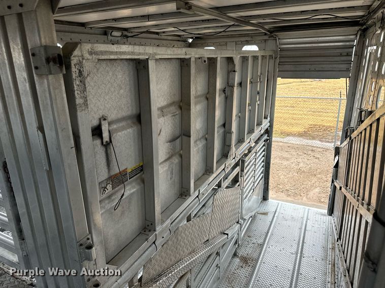 image for item ER8324 2000 Wilson PSAL-303P livestock trailer