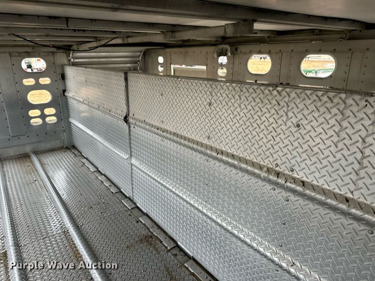 image for item ER8324 2000 Wilson PSAL-303P livestock trailer