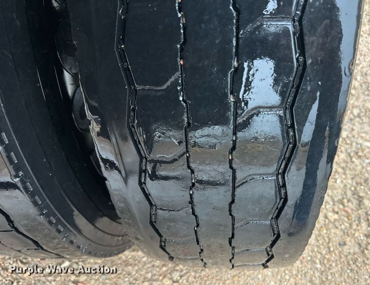 image for item ER8324 2000 Wilson PSAL-303P livestock trailer