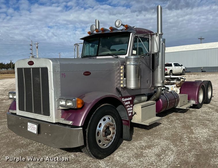 image for item ER8326 2004 Peterbilt 379 semi truck
