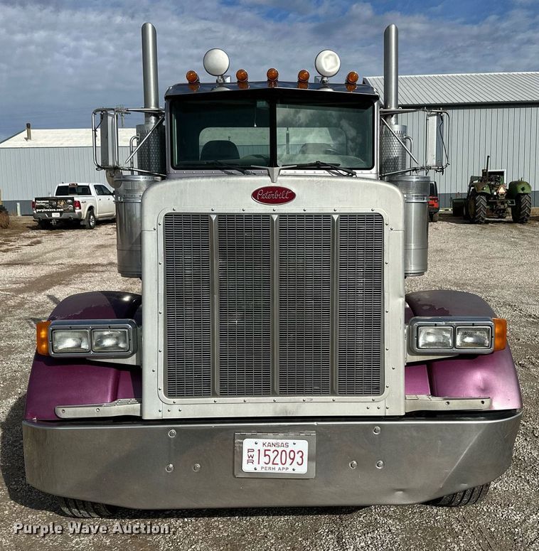 image for item ER8326 2004 Peterbilt 379 semi truck