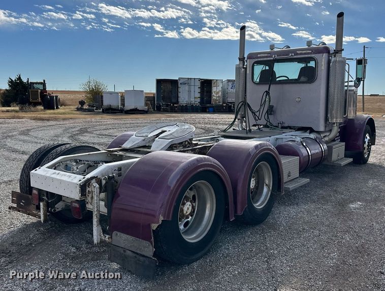 image for item ER8326 2004 Peterbilt 379 semi truck