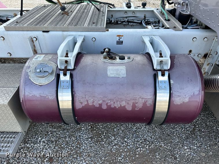 image for item ER8326 2004 Peterbilt 379 semi truck