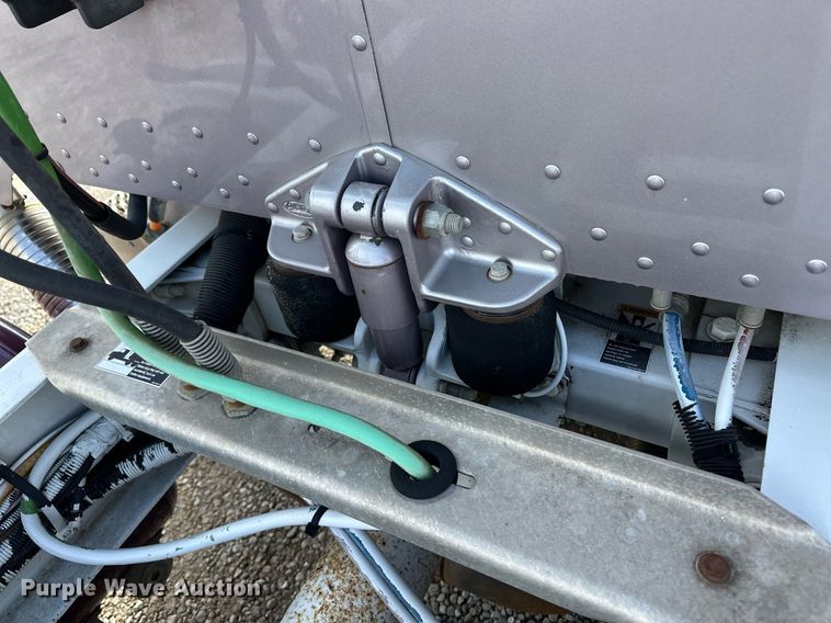 image for item ER8326 2004 Peterbilt 379 semi truck