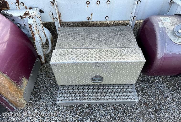 image for item ER8326 2004 Peterbilt 379 semi truck