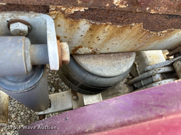 image for item ER8326 2004 Peterbilt 379 semi truck