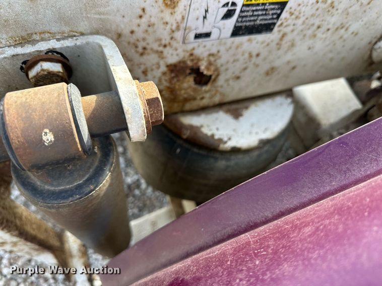 image for item ER8326 2004 Peterbilt 379 semi truck