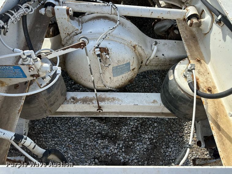 image for item ER8326 2004 Peterbilt 379 semi truck