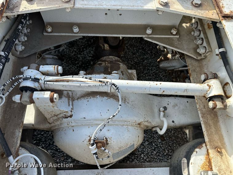 image for item ER8326 2004 Peterbilt 379 semi truck